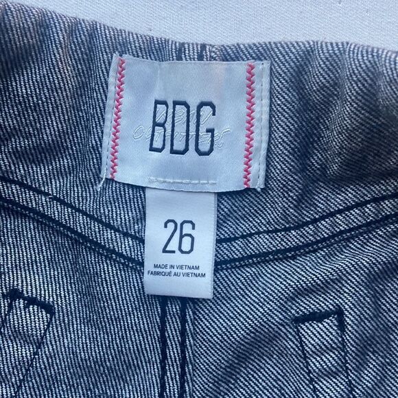 BDG Foldover V-Front Denim Short — Washed Black Denim Size 26 - Picture 3 of 8